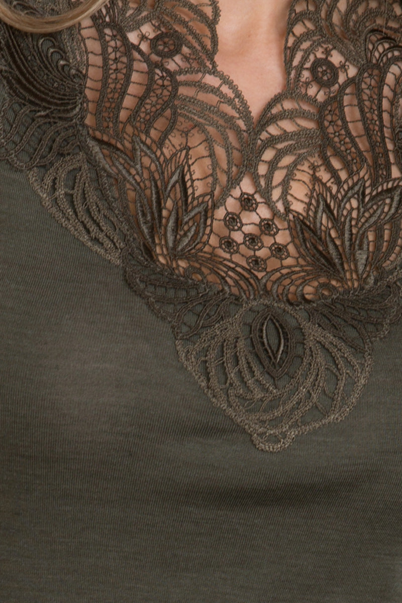 Maglia da donna 756 in lana merino extrafine e seta - Elegante inserto in macramè svizzero
