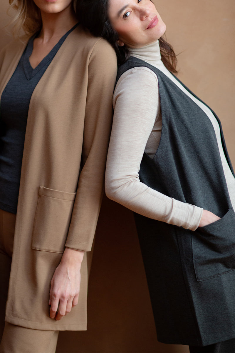 Women's sleeveless cardigan 800 in merino wool and silk - Very soft and warm fabric with a woolly effect