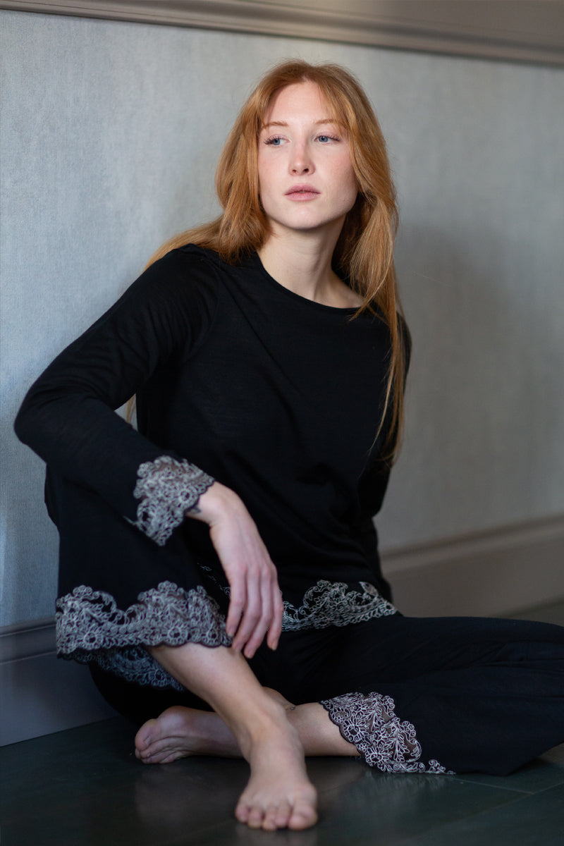 Pigiama da donna Mia in microfibra e lana - Impreziosito da balza di pizzo con cordonetto