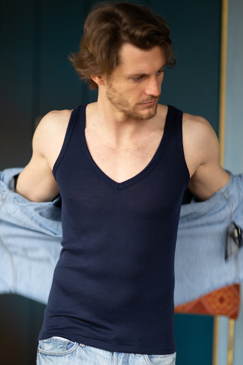 Canotta da uomo Mucrone in lana seta - Scollo a V profondo e spalla larga