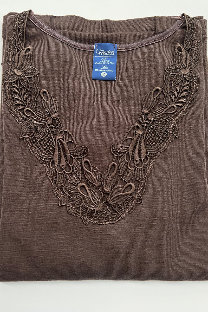 Canotta da donna Olga spalla larga in lana merino e seta - Inserto macramè e avvolgente