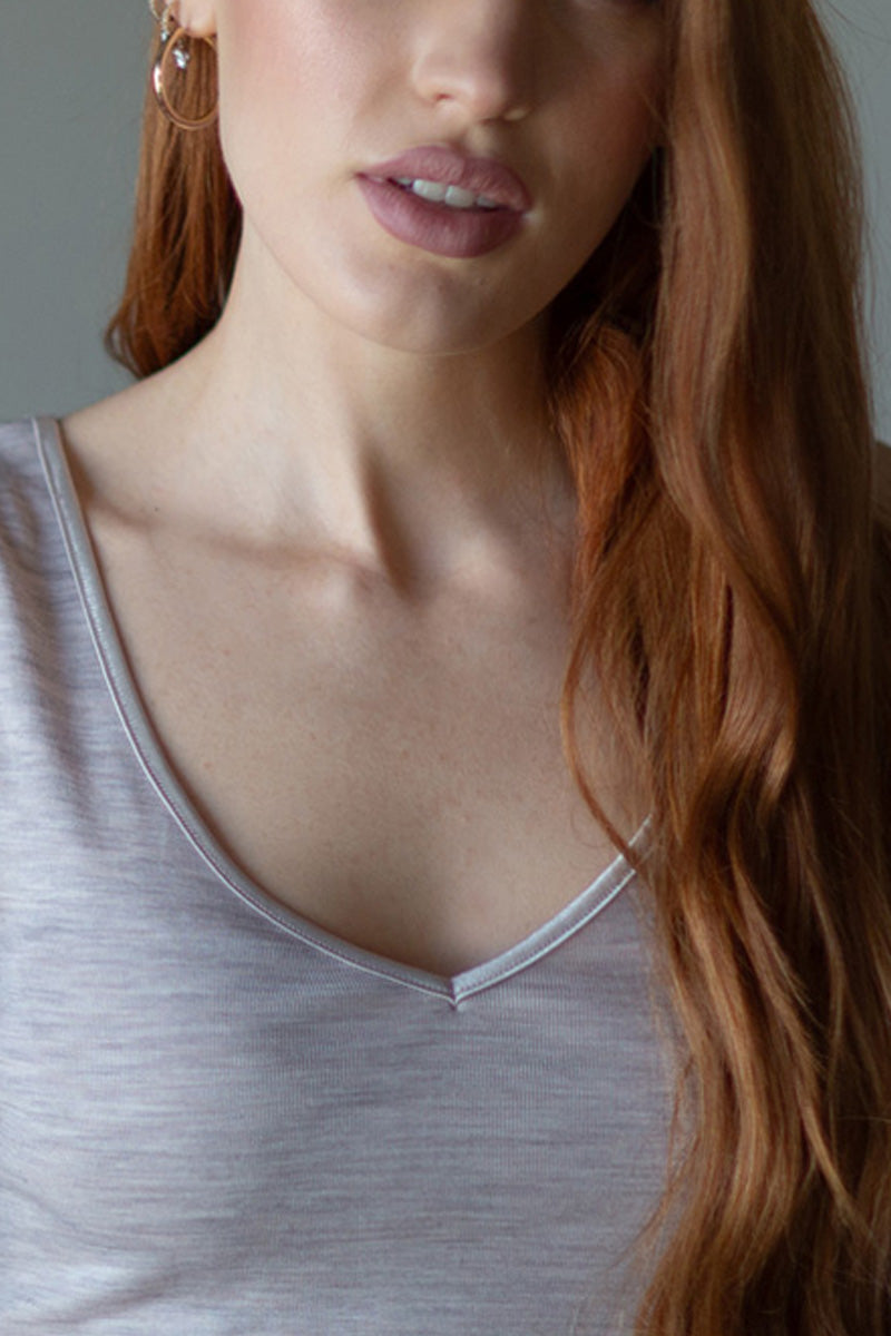 Maglietta lunga da donna Vale in lana seta - Scollo a V e bordo di raso ESCLUSIVA ONLINE