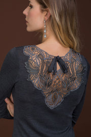 Maglia da donna 756 in lana merino extrafine e seta - Elegante inserto in macramè svizzero