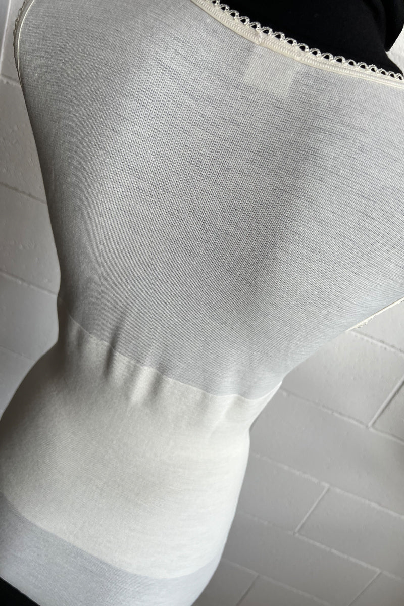 D22 Sleeveless - 54% wool 26% acrylic 14% cotton 6% elastane